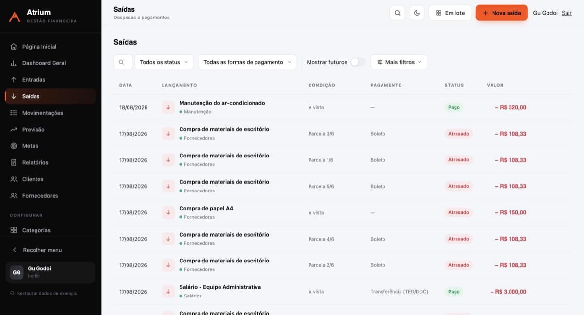 Lista de saídas do Atrium com parcelas, status pago/atrasado e formas de pagamento